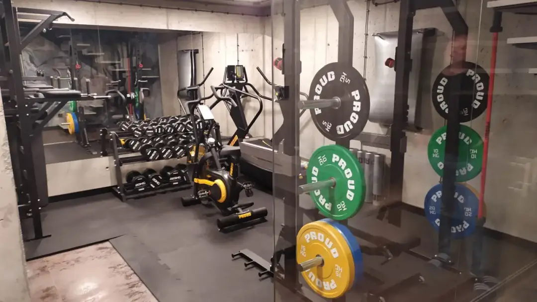 Domowa siłownia: zacznij mądrze! Sprzęt, plan, koszty