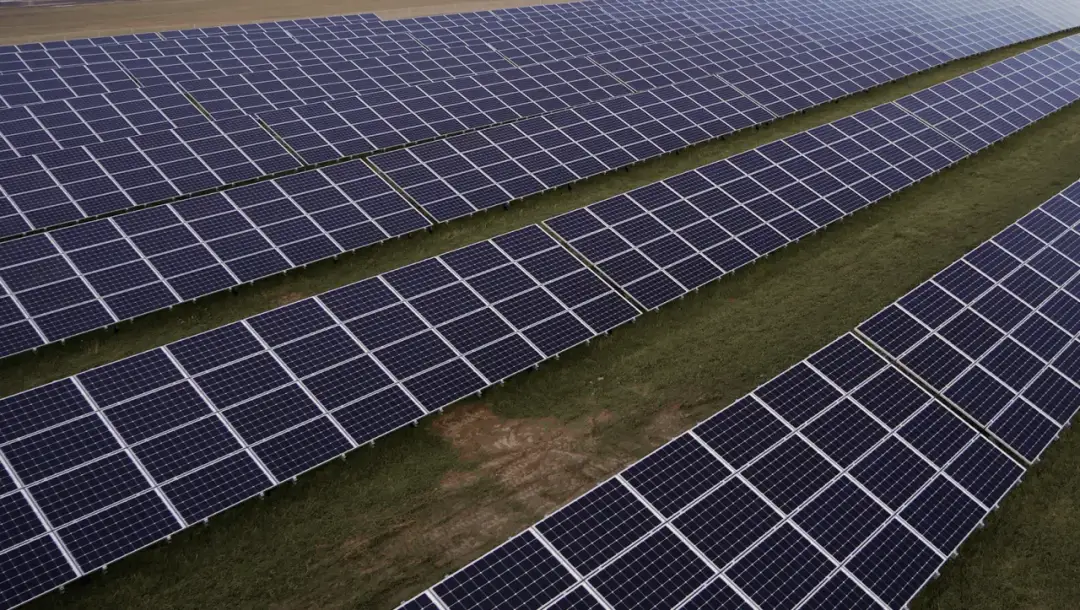 Jakie są rzeczywiste koszty elektrowni słonecznej i co je wpływa?