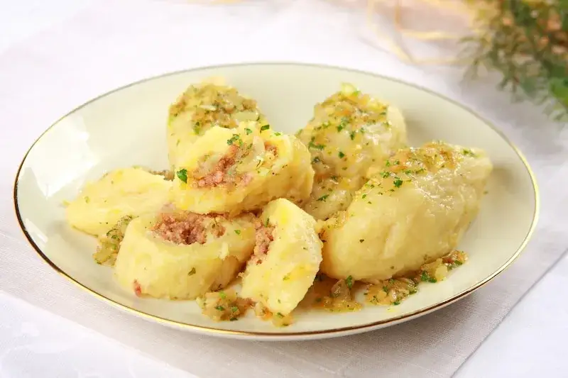 Jak przygotować pyzy z szarpaną wieprzowiną w prosty sposób?