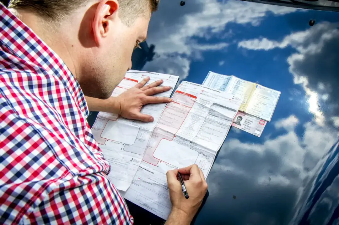 Oświadczenie o kolizji: Co potrzebne, by dostać odszkodowanie?