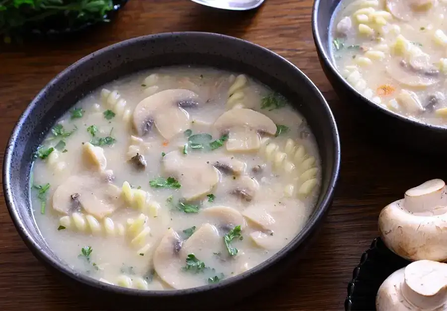 Ile kcal ma zupa pieczarkowa? Zaskakujące fakty o kaloriach