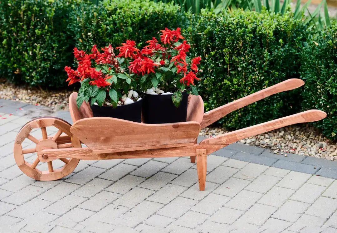 Jak zrobić taczkę z drewna - proste kroki i materiały do budowy