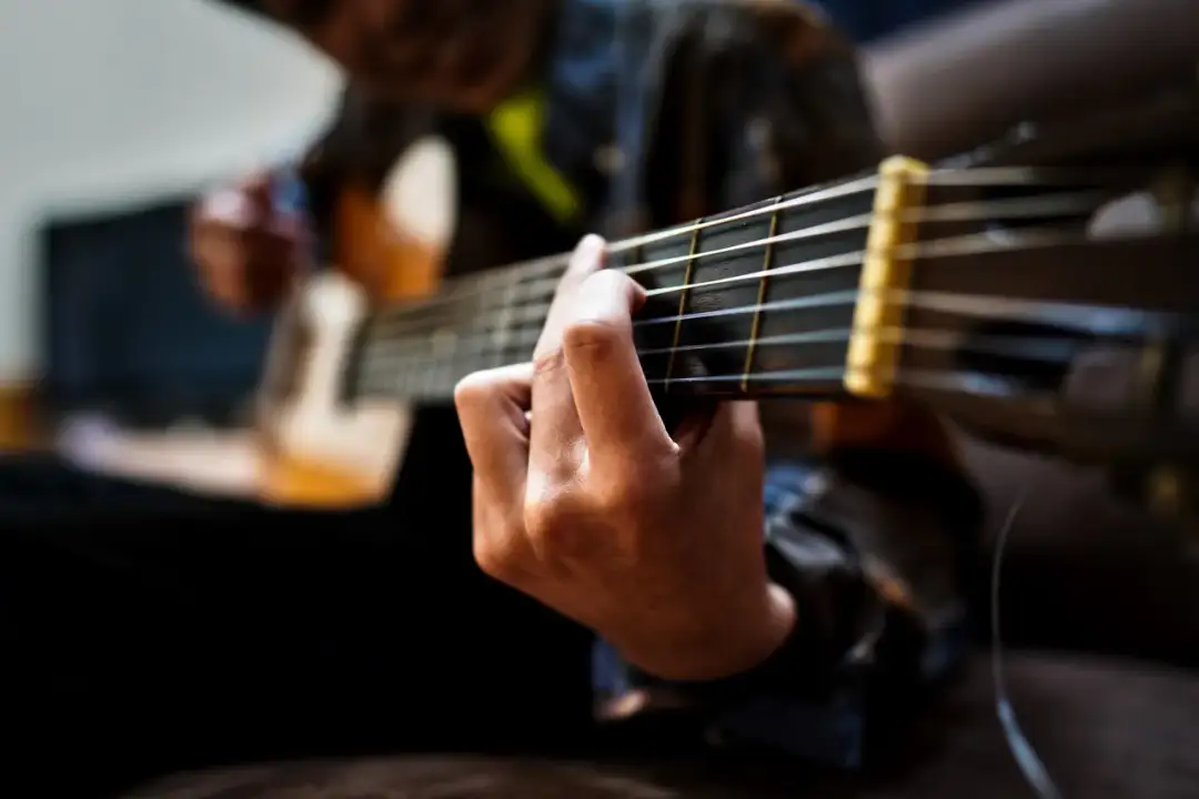 Czy nauka gry na gitarze jest trudna? Oto wyzwania i rozwiązania
