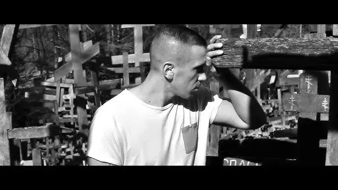 Tekst piosenki Kali Tu gdzie żyjemy - Historia życia na ulicach miast