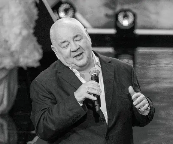 I'm not rich - tekst i znaczenie piosenki o życiu bez bogactwa