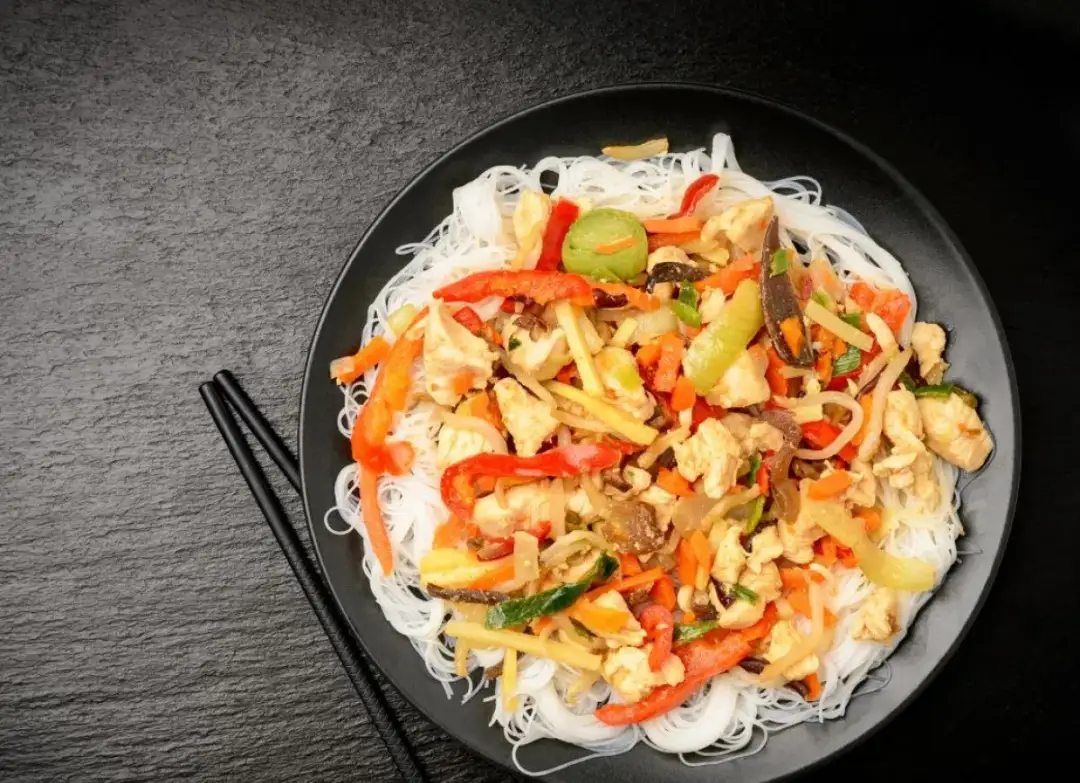 Proste dania z makaronem ryżowym: przepisy w 20 minut