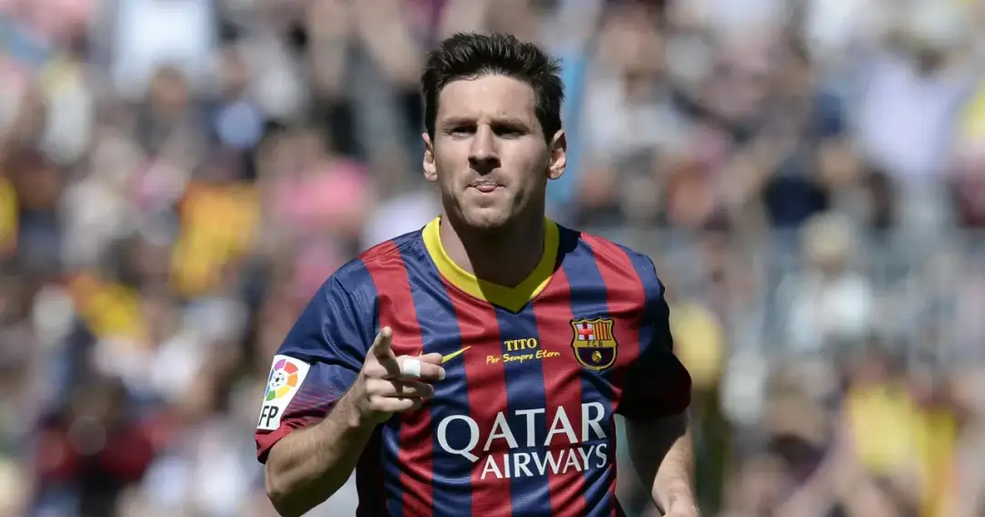 Piłkarz Leo Messi w koszulce Barcelony, jakby świętował dzień, kiedy urodził się Messi.