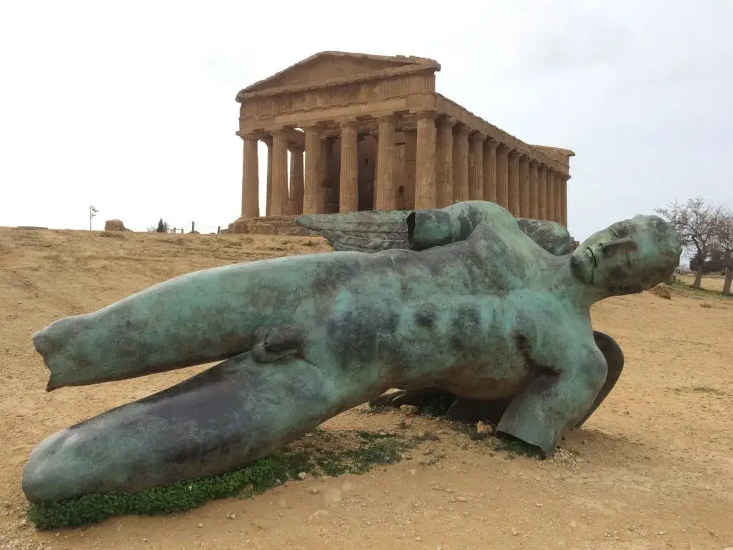 Valle dei Templi Mitoraj: Historia Icaro caduto i jego znaczenie