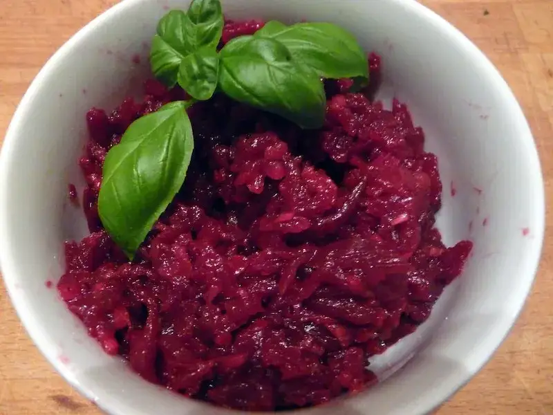 Co zrobić z buraków z zupy? Pomysły na pyszne dania i surówki