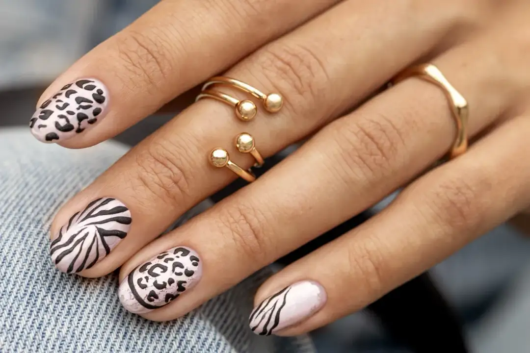 Folia transferowa na paznokcie: Jak uniknąć błędów i mieć trwały efekt?