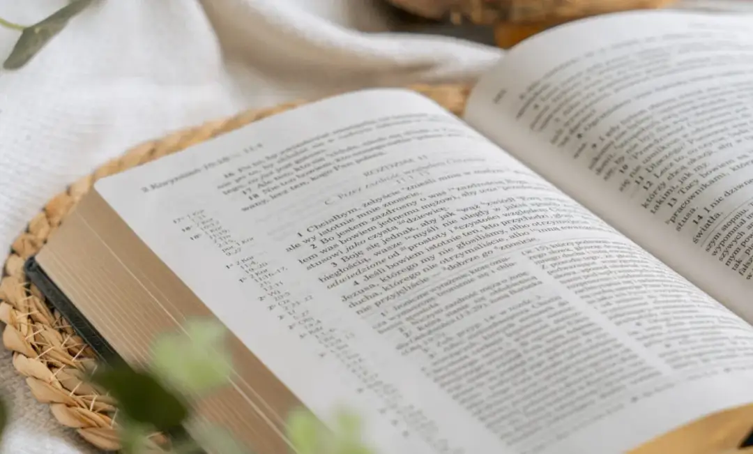 Otwarta Biblia, na której widać tekst, przypomina o miłości z Pieśni nad pieśniami.