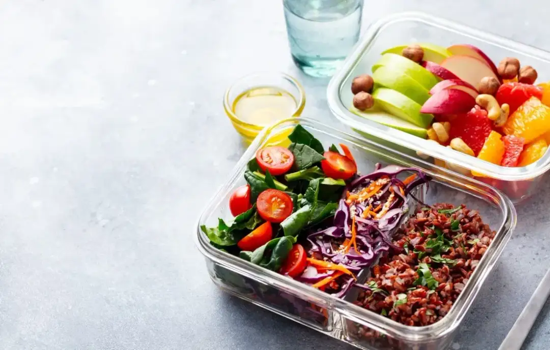 Jak podgrzewać catering dietetyczny, aby zachować smak i wartości odżywcze