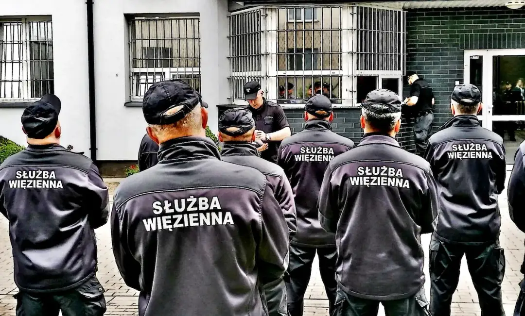 Ile może chorować funkcjonariusz służby więziennej? Poznaj kluczowe zasady