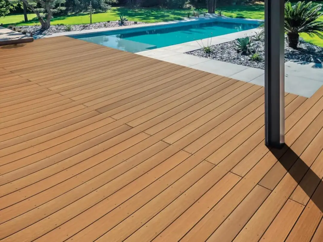 Piękny drewniany taras przy basenie. Zastanawiasz się, ile kosztuje budowa tarasu drewnianego?