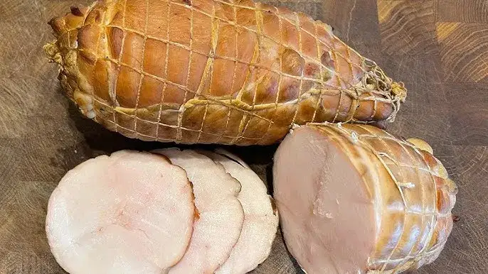 Przepis na szynkę drobiową, która zachwyci smakiem i jakością