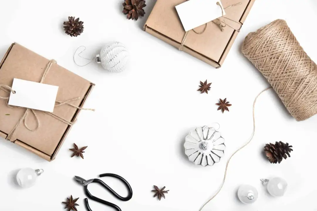 Twój prezent zachwyci! Jak ozdobić pudełko krok po kroku?