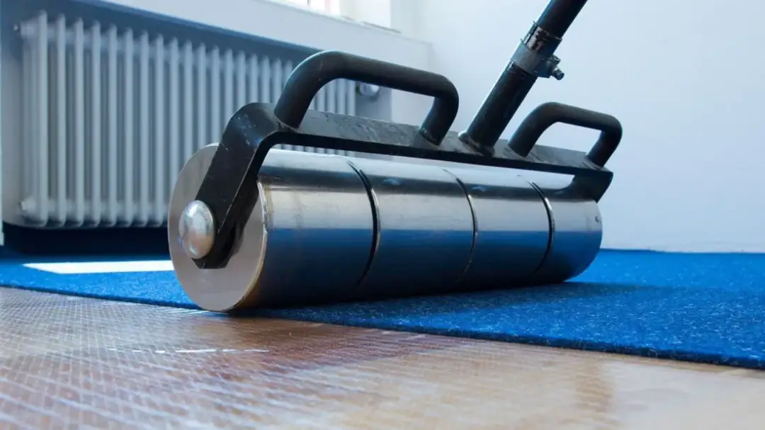 Jak bezpiecznie położyć panele na starą wykładzinę bez kosztownych błędów