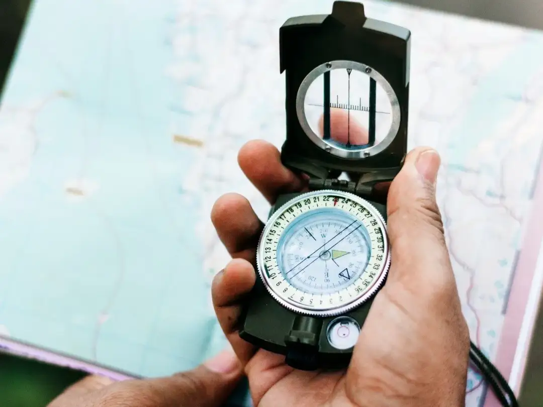 Azymut: Jak przestać się gubić? Pewna nawigacja w terenie.