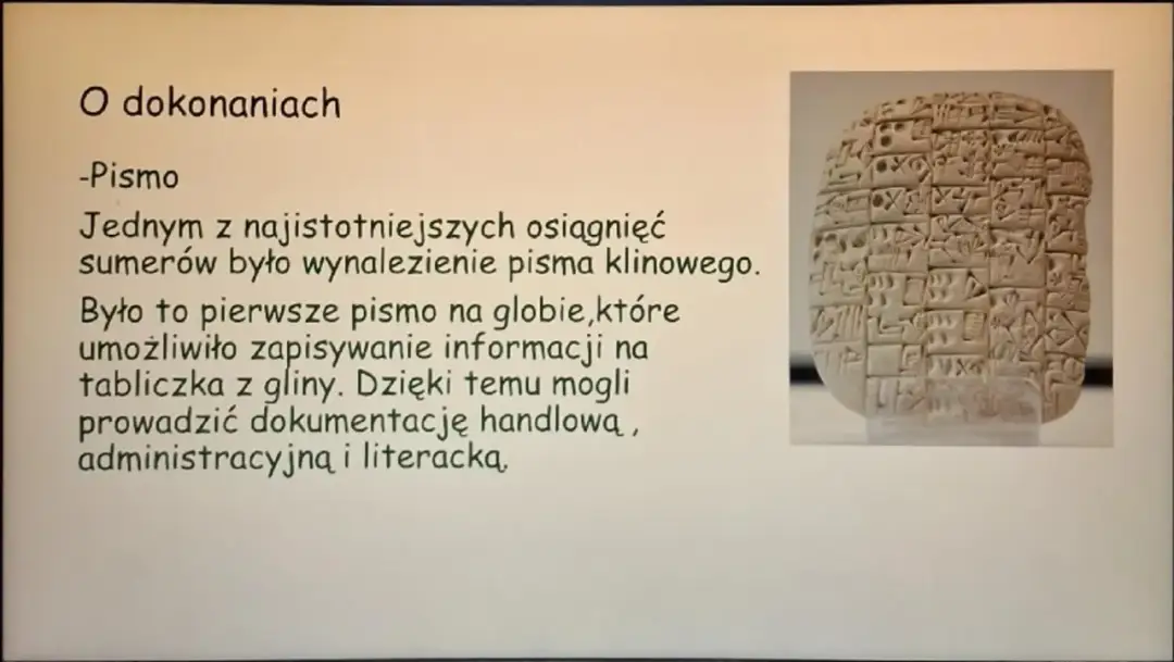 Tabliczka z pismem klinowym, dowód na to, co wynaleźli Sumerowie – pismo, które umożliwiło zapisywanie informacji.
