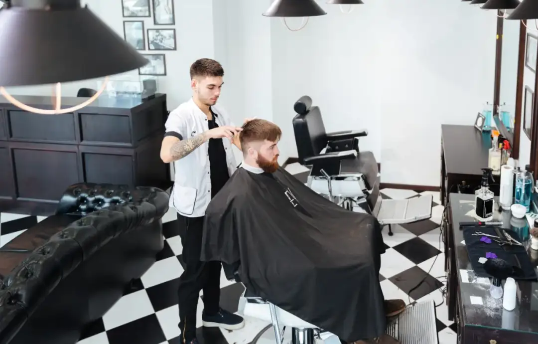 Tani fryzjer męski w Warszawie: gdzie zaoszczędzisz na strzyżeniu