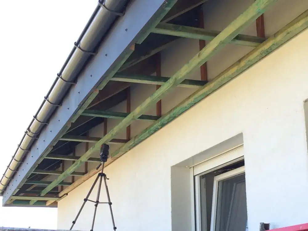 Konstrukcja pod podbitkę: krok po kroku do trwałego wykończenia dachu