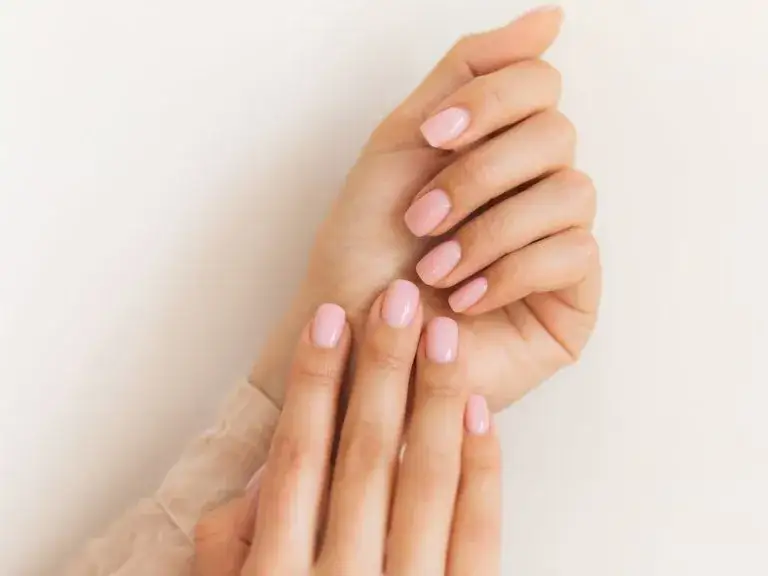 Jak malować paznokcie lakierem hybrydowym bez lampy i uniknąć problemów