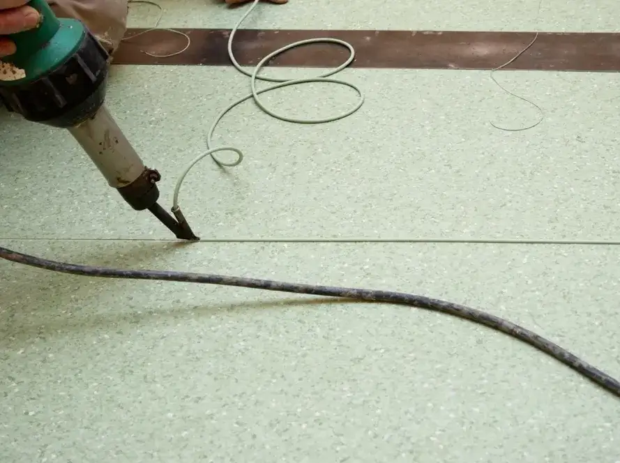 Skuteczne łączenie wykładziny pcv: jak zapewnić trwałość i estetykę