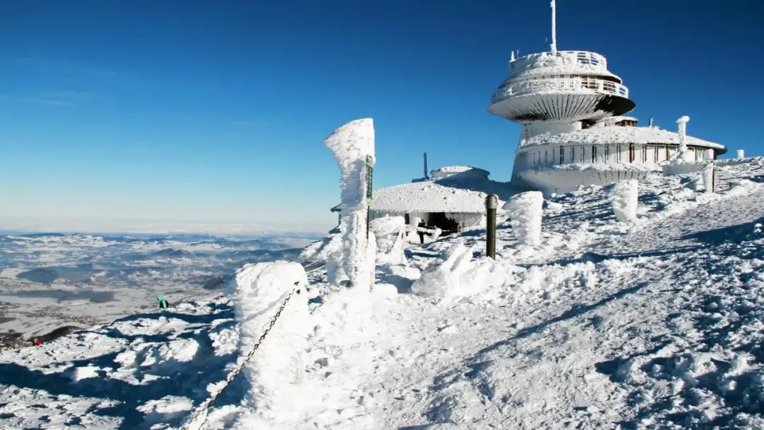 Zimowe Karkonosze zaskoczą Cię 5 niesamowitymi atrakcjami. Jakie?
