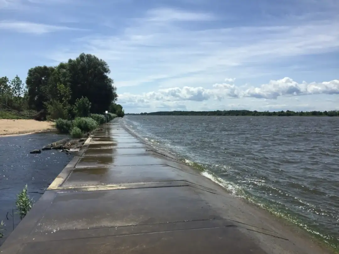 Odwiedź przystań w Mikoszewie i dotrzyj do ważnego ujścia Wisły!