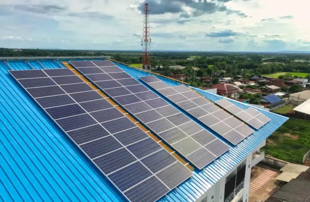 Jak obniżyć napięcie w sieci fotowoltaicznej? 5 skutecznych metod