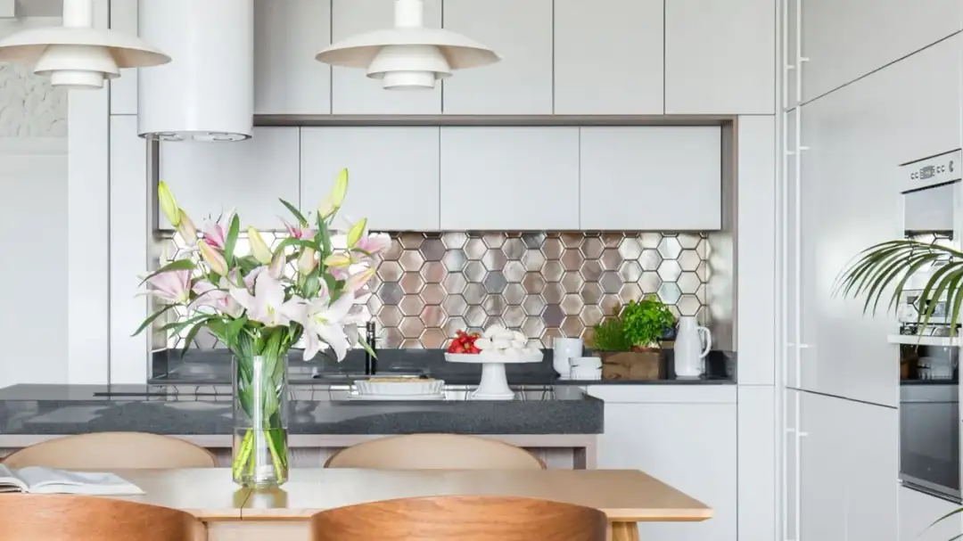 Idealne płytki do salonu i kuchni. Praktyczny poradnik wyboru bez wpadek