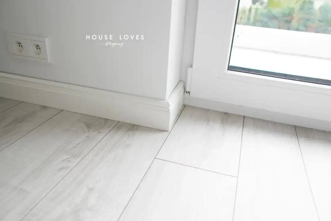 Jak prawidłowo montować listwy przypodłogowe przy drzwiach balkonowych