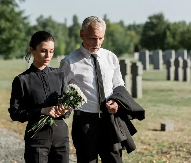 W czym na pogrzeb: jak uniknąć faux pas w stroju funeralnym