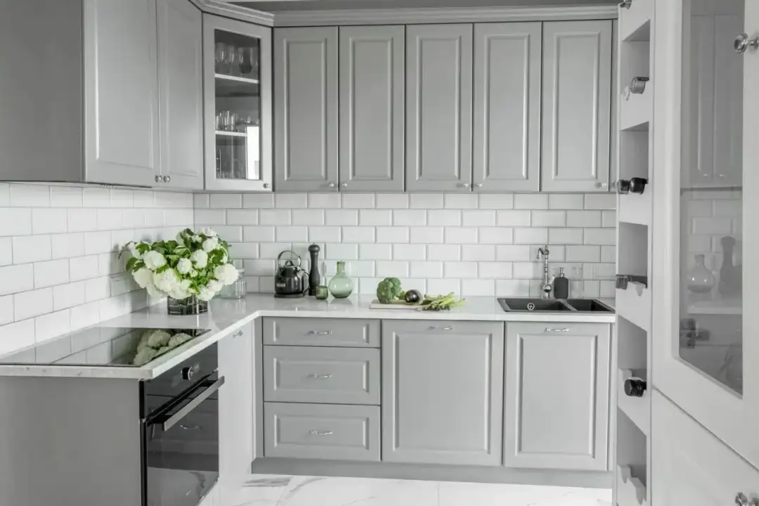 Szara kuchnia: Jakie panele? Wybierz styl i uniknij błędów!