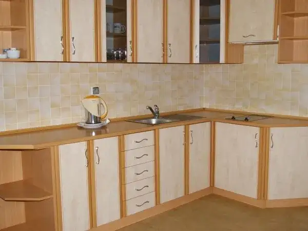 Montaż mebli uznawany za usługę budowlaną? Zobacz przepisy i klasyfikację