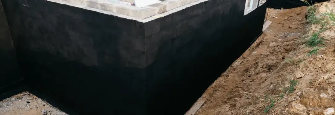 Czym obsypać fundamenty z zewnątrz, by uniknąć problemów z wodą?