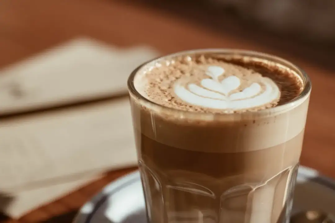 Ile kcal ma kawa latte? Zaskakujące kalorie w Twoim ulubionym napoju