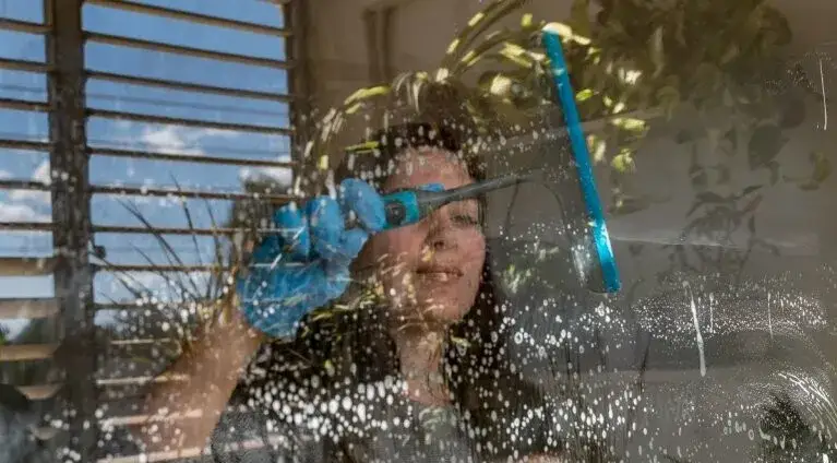 Jak myć okna parownicą - proste sposoby na idealnie czyste szyby