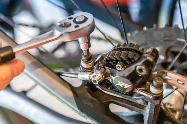 Jak naciągnąć hamulce w rowerze, aby uniknąć niebezpiecznych sytuacji