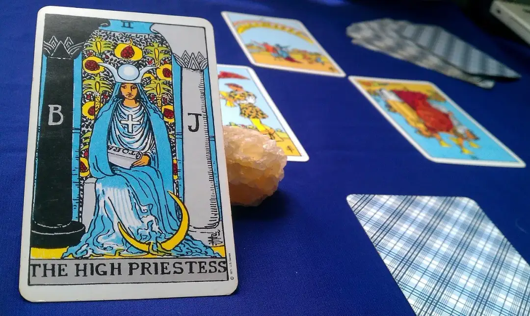 Tarot online tak czy nie - prawda o wróżbach internetowych i skuteczności
