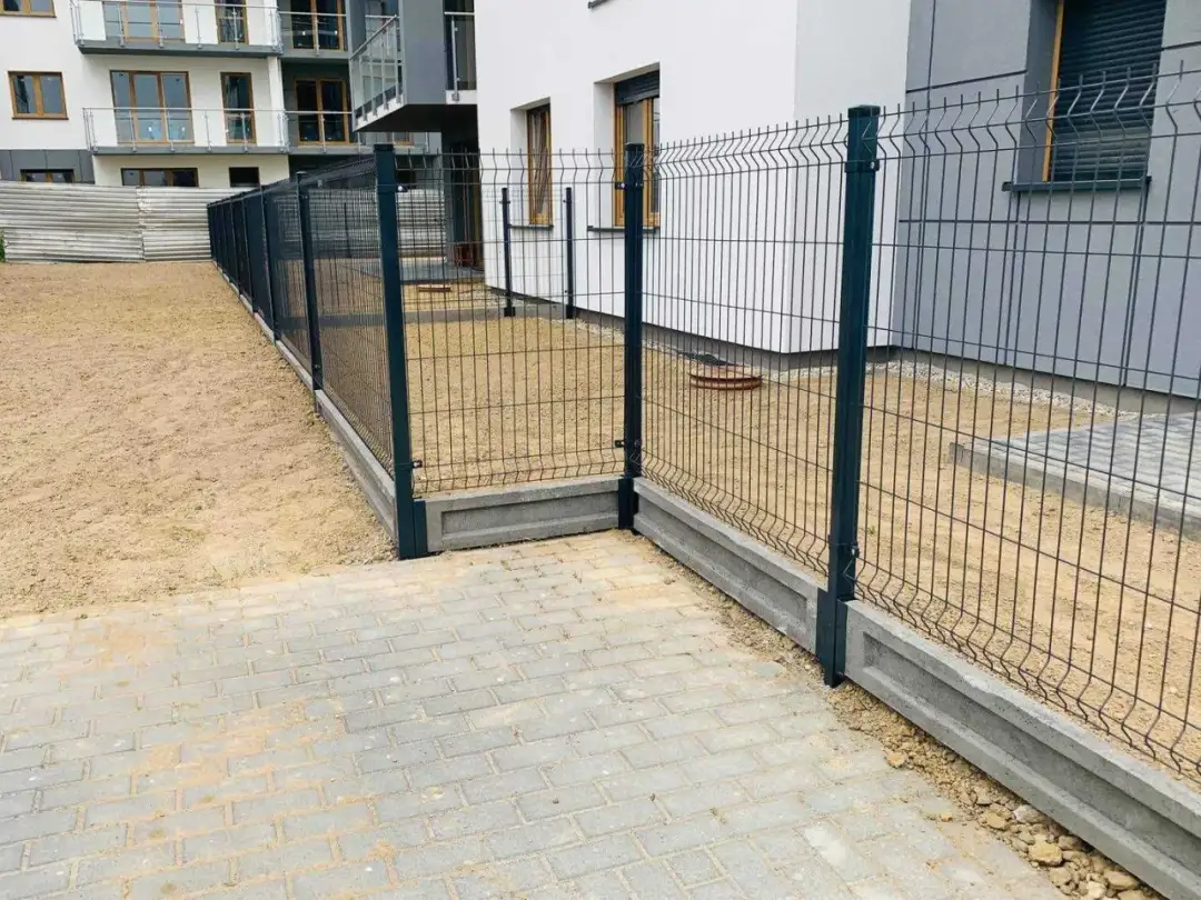 Ogrodzenie panelowe fi 4 czy fi 5 – które wybrać dla swojej posesji?