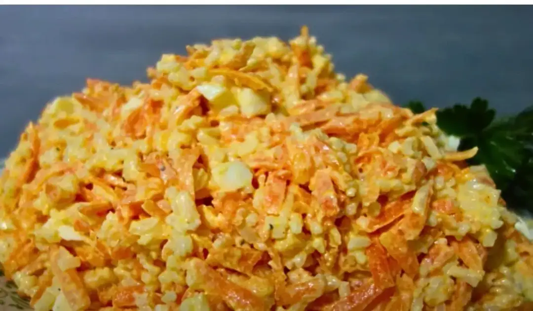 Prosty przepis na sałatkę z ryżem, która zachwyci każdego smakosza