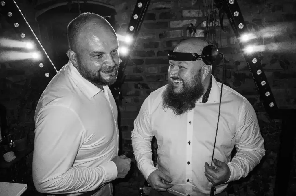 Najważniejsze pytania do DJ-a na wesele, które musisz zadać, aby uniknąć rozczarowania