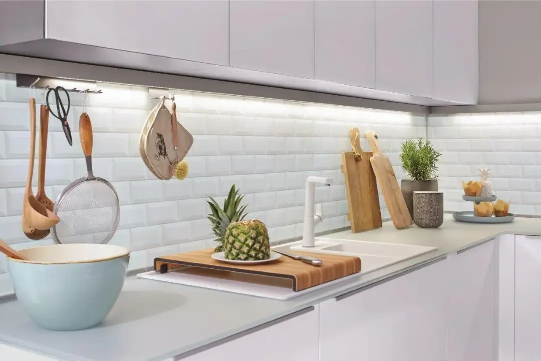 15 inspirujących pomysłów co powiesić na ścianę w kuchni