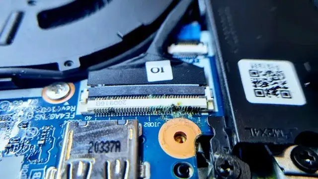 Ile kosztuje naprawa zalanego laptopa? Ceny, które mogą zaskoczyć