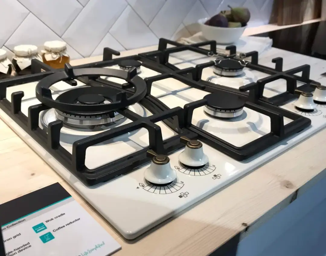 Czy kuchenka gazowa może stać przy oknie? Sprawdź zasady bezpieczeństwa