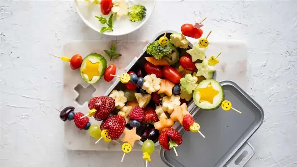 Jak zrobić szaszłyki owocowe – łatwy przepis na zdrową przekąskę