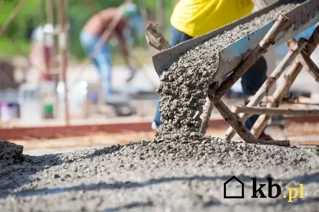 Ile łopat cementu w worku 25 kg? Praktyczny przelicznik