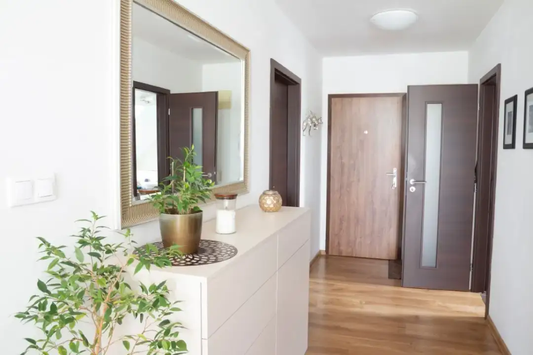 Jak urządzić przedpokój w bloku, aby zyskać więcej przestrzeni i stylu Jak urządzić przedpokój w bloku, aby zyskać więcej przestrzeni i stylu