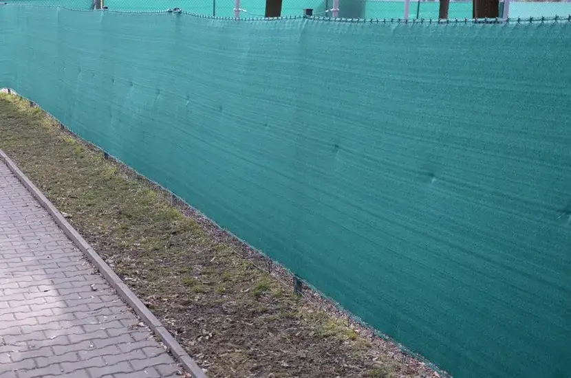 Jak skutecznie zasłonić siatkę ogrodową? Metody na większą prywatność i estetykę.